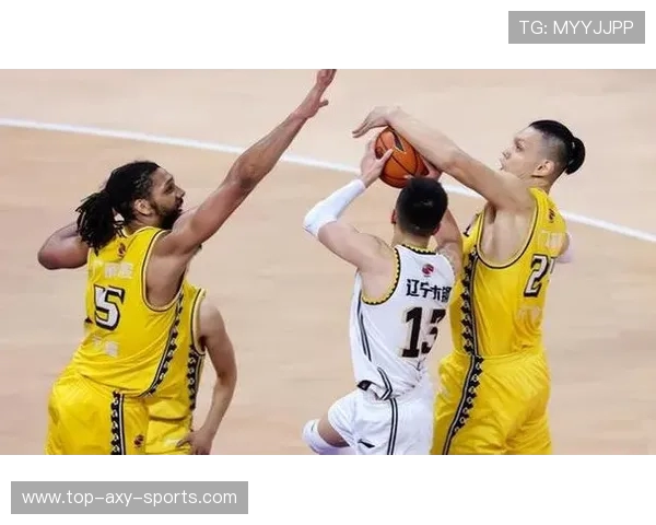 南京篮球队团队协作引发热议球迷对战术配合和球员默契提出不同看法 南京篮球队团队协作引发热议球迷对战术配合和球员默契提出不同看法